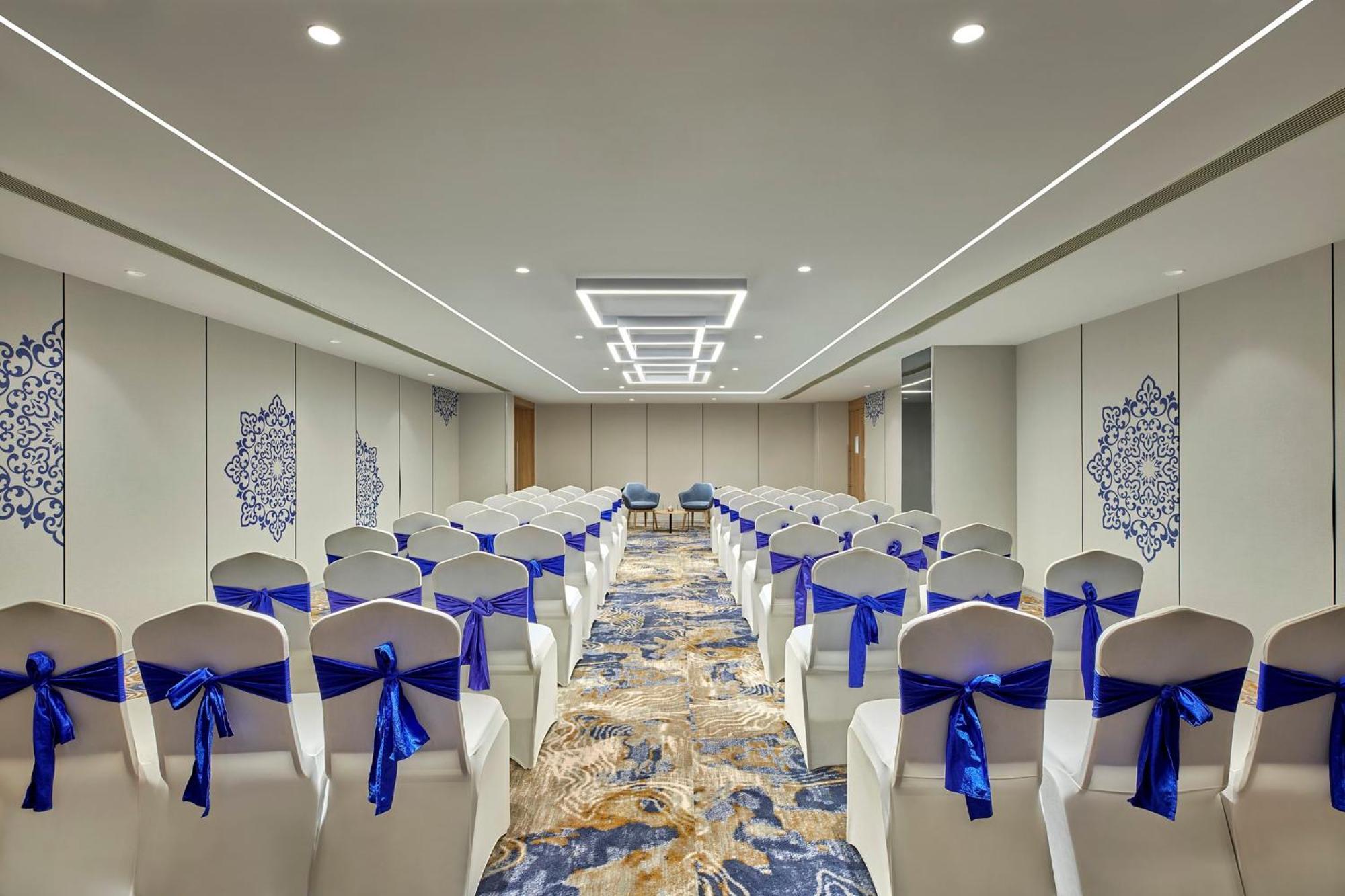 Holiday Inn Express Bengaluru Bommasandra By Ihg Kammasandra Exterior photo