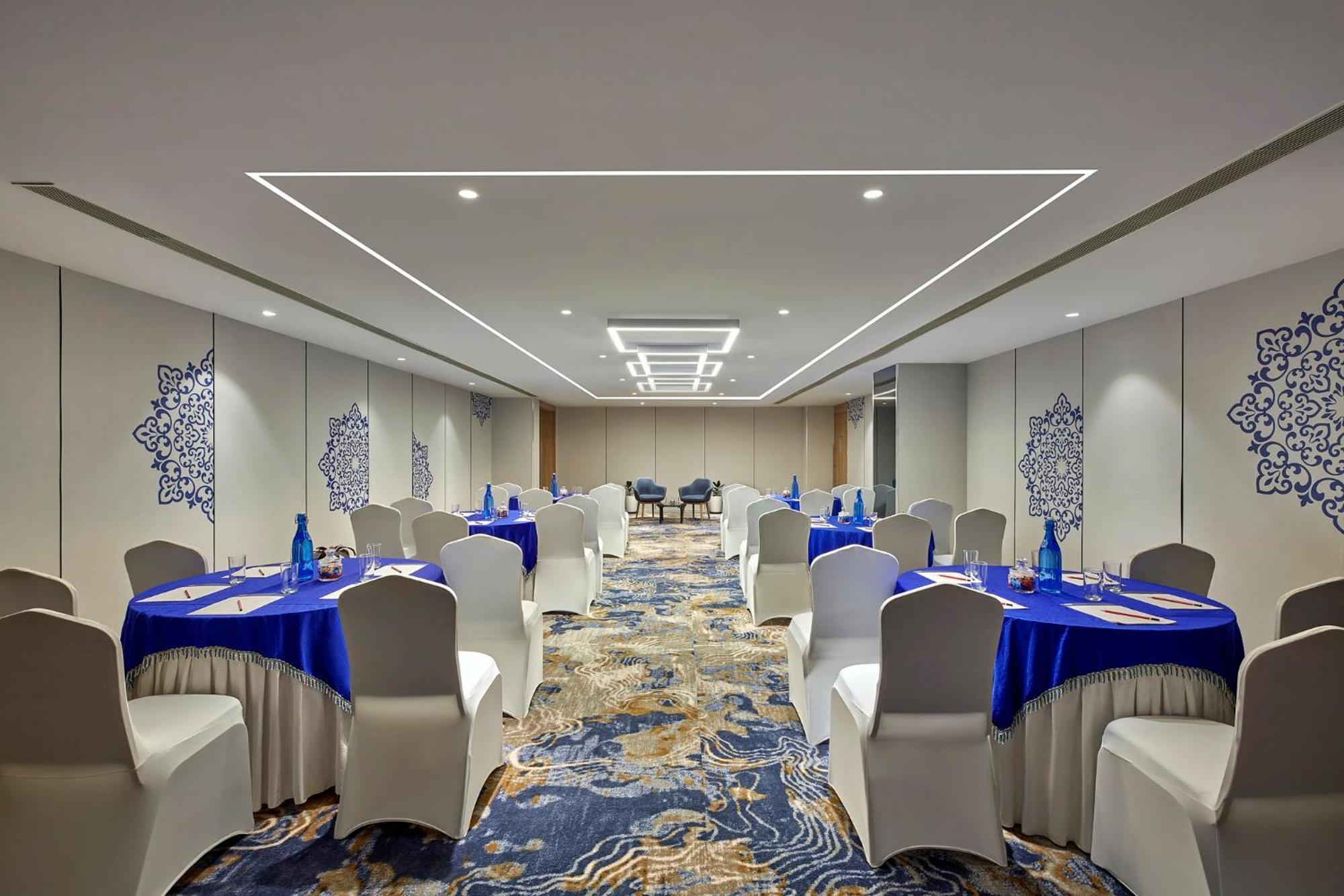Holiday Inn Express Bengaluru Bommasandra By Ihg Kammasandra Exterior photo